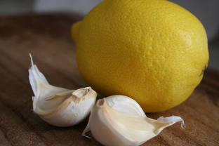 Garlic-lemon tincture is a great help in the treatment of varicose veins